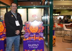 Dan Kass with AC Foods next to Sumo Citrus, an important program for the company. Last year, the company started offering Sumo in bags, in addition to selling it by the piece. 